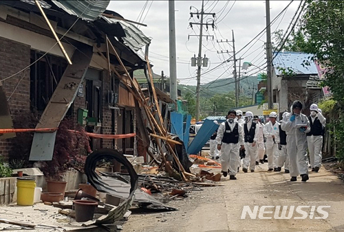 【양주=뉴시스】홍미선 기자 = 8일 오전 경기 양주시 봉양동 LP가스 폭발사고 현장에서 과학수사대 등 합동감식팀이 현장 감식을 벌이고 있다. 2018.05.08.beautifulsun@newsis.com