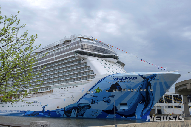 【AP/뉴시스】 프랑스 칸에서 스페인 팔마데마요르카로 향하던 유럽 크루즈선 '노르웨지안 에픽'에서 63세 한국 여성이 실종됐다. 선사인 노르웨이 크루즈 라인(NCL) 대변인은 성명을 통해 "8일 오전 실종을 인지한 직후 당국에 신고를 접수했으며 수색 구조 작업에 착수했다"면서 "수색은 이제 종료됐다. 슬프게도 탑승자는 발견되지 않았다"고 말했다. (사진=NCL 제공) 2019.06.10.