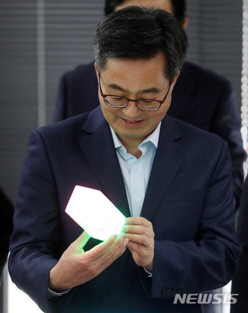 【서울=뉴시스】 추상철 기자 = 문재인 정부 출범 1년을 맞이해 김동연 경제부총리 겸 기획재정부 장관이 8일 오후 서울 강남구 스타트업 기업이 입주해 있는 창업지원 공간인 팁스타운을 방문해 입주기업이 개발한 제품을 살펴보고 있다. 2018.05.08.&nbsp; scchoo@newsis.com