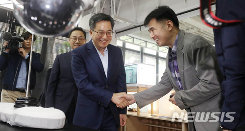 【서울=뉴시스】 추상철 기자 = 문재인 정부 출범 1년을 맞이해 김동연 경제부총리 겸 기획재정부 장관이 8일 오후 서울 강남구 스타트업 기업이 입주해 있는 창업지원 공간인 팁스타운을 방문해 창업기업 대표와 인사하고 있다. 2018.05.08. scchoo@newsis.com