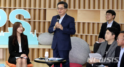 【서울=뉴시스】 추상철 기자 = 문재인 정부 출범 1년을 맞이해 김동연 경제부총리 겸 기획재정부 장관이 8일 오후 서울 강남구 스타트업 기업이 입주해 있는 창업지원 공간인 팁스타운을 방문해 창업가와 간담회를 하고 있다. 2018.05.08. scchoo@newsis.com
