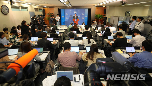 【서울=뉴시스】배훈식 기자 = 8일 오후 서울 영등포구 금융감독원 브리핑실에서 원승연 금감원 부원장이 삼성증권 배당사고 검사 결과를 발표하고 있다. 2018.05.08. dahora83@newsis.com