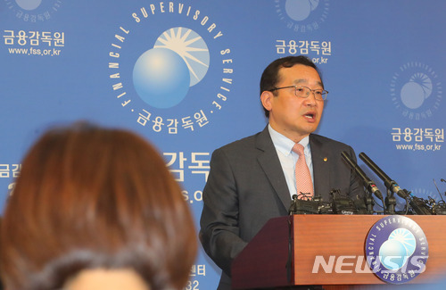 【서울=뉴시스】배훈식 기자 = 8일 오후 서울 영등포구 금융감독원 브리핑실에서 원승연 금감원 부원장이 삼성증권 배당사고 검사 결과를 발표하고 있다. 2018.05.08. dahora83@newsis.com