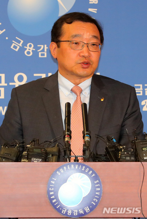 【서울=뉴시스】배훈식 기자 = 8일 오후 서울 영등포구 금융감독원 브리핑실에서 원승연 금감원 부원장이 삼성증권 배당사고 검사 결과를 발표하고 있다. 2018.05.08. dahora83@newsis.com