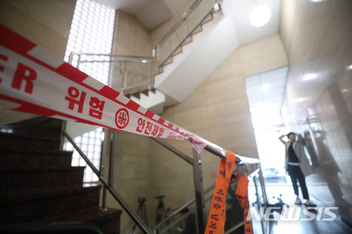【서울=뉴시스】 추상철 기자 = 서울 강남의 한 피부과에서 프로포폴 주사를 맞고 미용시술을 받은 환자 20명이 집단으로 패혈증 증상을 보이는 사고가 발생해 경찰 과학수사대가 조사에 나섰다. 8일 오후 서울 강남구 사고 발생 피부과에는 폴리스라인이 설치돼 있다. 2018.05.08. scchoo@newsis.com