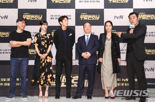 【서울=뉴시스】조수정 기자 = 배우 최민수가 tvN 새 토일드라마 ‘무법변호사’ 제작발표회가 열린 8일 오후 서울 영등포 타임스퀘어에서 간담회를 마친 뒤 제작사인 로고스필름 이장수 대표를 단상위로 불러 "스튜디오에 에어컨을 설치해달라"고 말하고 있다. 2018.05.08. chocrystal@newsis.com