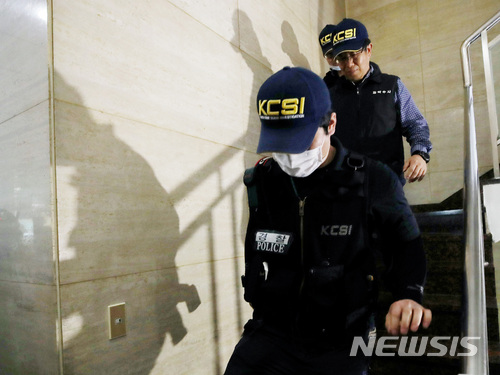 【서울=뉴시스】김진아 기자 = 서울 강남의 한 피부과에서 시술을 받은 환자 20명이 집단으로 패혈증 증상을 보여 병원으로 옮겨진 8일 경찰 과학수사대 대원들이 피부과에서 현장조사를 마친 뒤 건물을 나서고 있다. 2018.05.08. bluesoda@newsis.com
