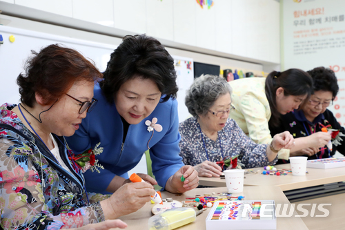 【서울=뉴시스】전신 기자 = 문재인 대통령 부인 김정숙 여사가 8일 어버이날을 맞아 경기도 남양주 와부읍에 소재한 치매안심센터를 방문해 인지 재활프로그램에 참여한 어르신들과 함께 가훈판을 꾸미고 있다. 2018.05.08. photo1006@newsis.com 