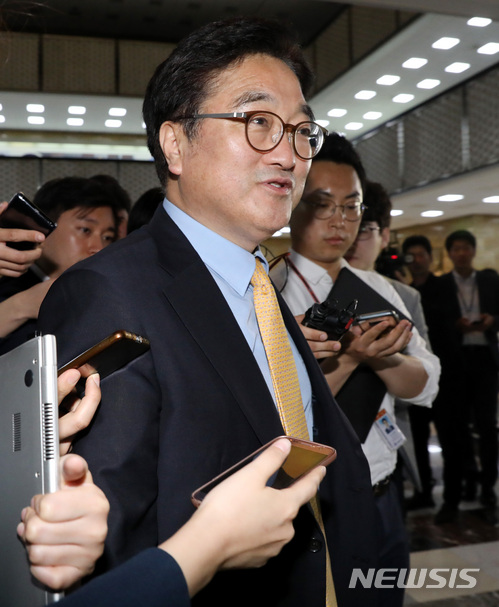 【서울=뉴시스】박영태 기자 = 우원식 더불어민주당 원내대표가 8일 오후 서울 영등포구 여의도 국회에서 진행된 더불어민주당 의원총회에 참석하며 취재진의 질문에 대답하고 있다. 2018.05.08. since1999@newsis.com