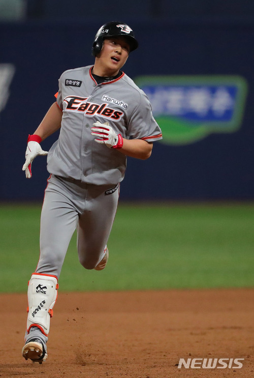 【서울=뉴시스】배훈식 기자 = 8일 오후 서울 구로구 고척스카이돔에서 열린 2018 신한은행 마이카 KBO리그 넥센 히어로즈와 한화 이글스의 경기, 9회초 대타 투런 홈런을 터뜨린 한화 정은원이 그라운드를 돌고 있다. 2018.05.08. dahora83@newsis.com