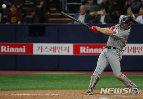 【서울=뉴시스】배훈식 기자 = 8일 오후 서울 구로구 고척스카이돔에서 열린 2018 신한은행 마이카 KBO리그 넥센 히어로즈와 한화 이글스의 경기, 9회초 2사 1, 3루 상황에서 한화 이성열이 역전을 만드는 1타점 적시타를 날리고 있다. 2018.05.08. dahora83@newsis.com