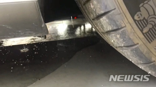서비스센터 입고 후 연료가 누출돼 바닥이 흥건히 젖은 모습. (자료 = 법무법인 제하 강상구 변호사 제공)
