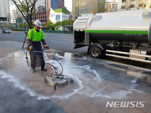 강남구, 고압스팀식 오염 제거장비로 도로 청소