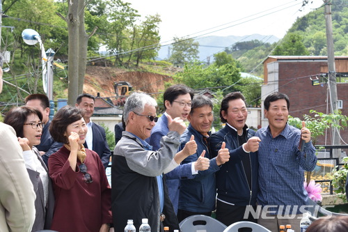 【산청=뉴시스】정경규 기자 = 더불어민주당 김경수 경남지사 후보가 9일 허기도 산청군수 후보 선거사무소 개소식에 참석해 지지자들과 파이팅을 하고있다.2018.05.09.&nbsp;&nbsp;&nbsp; jkgyu@newsis.com