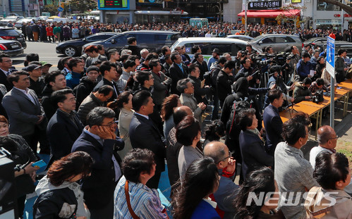 【제주=뉴시스】 6·13 지방선거 30여일을 앞두고 더불어민주당 문대림 제주지사 후보의 '부동산 개발회사 부회장 명함'이 공개되면서 제주지사 후보자들 사이에 문 후보의 이권개입 의혹 공방이 이어지고 있다. 과연 제주 민심은 이를 어떻게 판단할지 주목된다. 사진은 최근 열린 어느 예비후보 사무소 개소식에 모인 유권자들.(뉴시스 DB)
