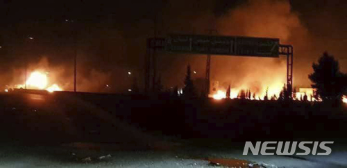 【다마스쿠스( 시리아) = AP/뉴시스】 시리아 국영 SANA통신이 9일 배포한 다마스쿠스 인근 키스웨 군사기지의 피격 사진. 시리아 공군은 이스라엘이 발사한 것으로 보이는 미사일중 2기를 8일 중도 파괴했다고 발표했다. 이번 공격은 트럼프 미 대통령의 이란 핵합의 파기선언 후 이뤄졌으며 주로 시리아 정부를 지원하는 이란 군인들이 피해를 입었다.&nbsp; 