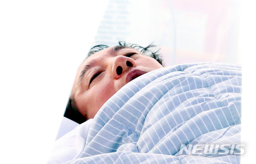 【서울=뉴시스】이종철 기자 = 단식투쟁 7일차인 자유한국당 김성태 원내대표가 9일 오전 서울 여의도 국회 단식농성장에서 초췌한 모습으로 누워있다. 2018.05.09.jc4321@newsis.com