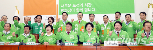 【서울=뉴시스】박영태 기자 = 민주평화당 조배숙 대표와 김경진 상임선대위원장 등 의원들이 6.13 지방선거 출마 후보자들과 기념촬영을 하고 있다. 2018.05.09.since1999@newsis.com