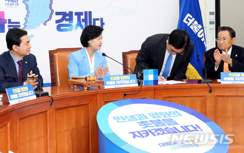 【서울=뉴시스】이종철 기자 = 9일 서울 여의도 국회에서 열린 더불어민주당 최고위원회의에서 원내대표직에서 물러나는 우원식 원내대표에게 추미애 대표를 비롯한 참석자들이 고생했다며 박수를 보내고 있다. 2018.05.09.&nbsp; jc4321@newsis.com