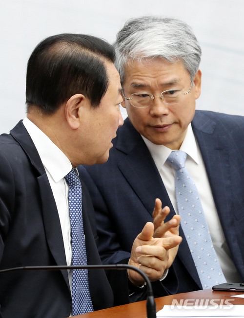 【서울=뉴시스】홍효식 기자 = 바른미래당 박주선(왼쪽) 공동대표, 김동철 원내대표가 9일 오전 서울 여의도 국회에서 열린 의원총회에 참석해 대화를 나누고 있다. 2018.05.09. yesphoto@newsis.com