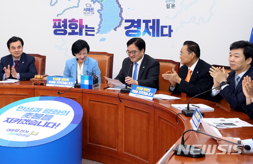 【서울=뉴시스】이종철 기자 = 9일 서울 여의도 국회에서 열린 더불어민주당 최고위원회의에서 문재인정부 1년을 맞이해 우원식 원내대표를 비롯한 참석자들이 고생한 추미애 대표에게 박수를 보내고 있다. 2018.05.09. jc4321@newsis.com