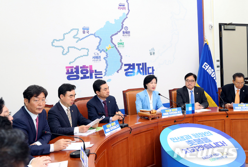 【서울=뉴시스】이종철 기자&nbsp; = 9일 서울 여의도 국회에서 열린 더불어민주당 최고위원회의에서 추미애 대표가 모두발언을 하고 있다. 2018.05.09.&nbsp; jc4321@newsis.com