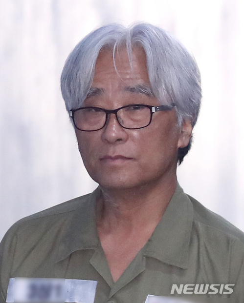 【서울=뉴시스】권현구 기자 = 극단 단원들에게 상습적으로 성폭력을 가한 혐의를 받는 이윤택 전 연희단거리패 예술감독이 9일 오전 서울 서초구 서울중앙지방법원에서 열린 '단원 성폭행' 1차 공판준비기일에 출석하고 있다. 2018.05.09. stoweon@newsis.com