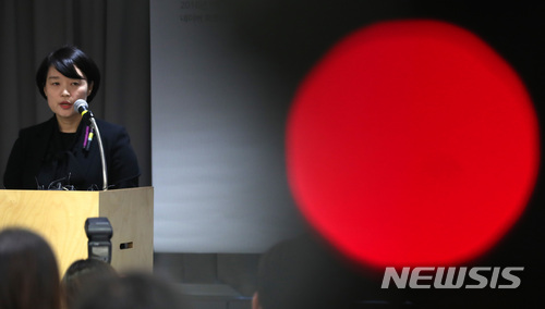 【서울=뉴시스】이영환 기자 = 한성숙 네이버 대표이사 사장이 9일 오전 서울 강남구 네이버 파트너스퀘어에서 열린 '네이버 뉴스 및 댓글 개선 기자간담회'에서 개선방안 발표를 하고 있다.한성숙 대표는 뉴스 댓글 논란의 근본적인 문제로 네이버 첫 화면 최상단에 배열된 소수의 기사에 3천만명의 시선이 집중되는 구조를 꼽으며 사용자의 뉴스 소비 동선을 다양화 하는 개선방안 계획을 밝혔다. 2018.05.09. 20hwan@newsis.com