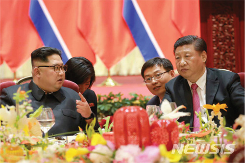 【서울=뉴시스】 북한 노동신문은 지난 7일부터 8일까지 김정은 노동당 위원장이 중국 다롄에서 시진핑 주석을 만났다고 9일 보도했다. 2018.05.09. (출처=노동신문) photo@newsis.com