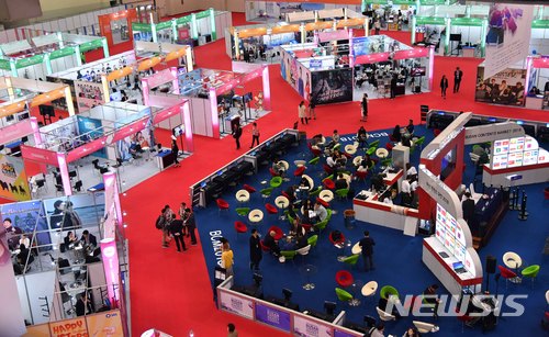 【부산=뉴시스】 하경민 기자 = 9일 부산 벡스코 제1전시장에서 열린 '부산콘텐츠마켓 2018'(BCM2018)을 찾은 바이어들이 방송컨텐츠 제작사 부스에서 비즈니스 상담을 하고 있다. 12일까지 열리는 이번 행사에는 48개국 845개사 2000여 명의 바이어와 셀러가 참가해 투자·상담을 진행하고, BCM 글로벌 피칭과 문화콘텐츠펀드 투자계획 설명회, 크라우드펀딩피칭, 부산국제웹콘텐츠페스티벌·아시아대학생웹콘텐츠페스티벌 등의 프로그램이 다채롭게 펼쳐진다. 2018.05.09. yulnetphoto@newsis.com