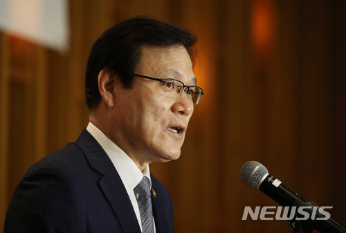 【서울=뉴시스】&nbsp; 최종구 금융위원회 위원장은 31일 삼성증권 사건을 계기로 공매도 제도를 폐지해달라는 청와대 국민청원에 공매도 자체는 문제가 없지만 위법 처벌 수준을 높이겠다고 밝혔다. (사진=뉴시스 자료사진) 2018.05.31. bluesoda@newsis.com