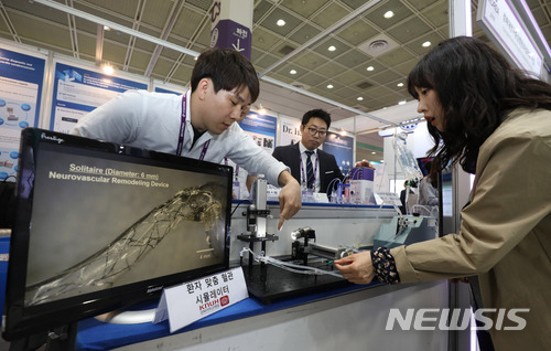 【서울=뉴시스】임태훈 기자 = 9일 오전 서울 강남구 코엑스에서 열린 바이오코리아에서 참관객이 환자 맞춤 혈관 시뮬레이터를 살펴보고 있다. 바이오 헬스케어, 디지털 헬스케어 등의 제품 및 기기 등을 소개하는 이번 행사는 전세계 45개국 600여개 바이오 기업들이 참가한다. 2018.05.09. taehoonlim@newsis.com