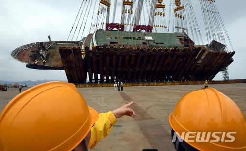 【목포=뉴시스】신대희 기자 = 9일 오전 전남 목포신항만에서 세월호 선체조사위원회와 현대삼호중공업 관계자들이 세월호 직립 예행 연습 작업을 벌이고 있다. 2018.05.09.  sdhdream@newsis.com