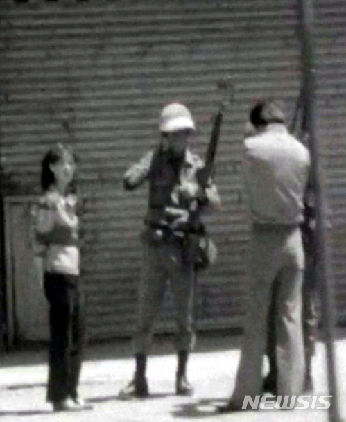 【광주=뉴시스】류형근 기자 = 1980년 5·18민주화운동 당시 계엄군의 잔혹함과 시민들의 분노, 항쟁이 끝난 뒤 광주 모습이 담긴 영상이 38년만인 10일 오후 광주 동구 국립아시아문화전당 극장3에서 공개됐다. 광주 도심에서 시민들이 군인들에게 검문을 받고 있다. 2018.05.09. (사진=5·18민주화운동 기록관 공개 영상 캡쳐)&nbsp; photo@newsis.com