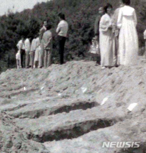 [광주=뉴시스] 류형근 기자 = 1980년 5·18민주화운동 당시 계엄군의 잔혹함과 시민들의 분노, 항쟁이 끝난 뒤 광주 모습이 담긴 영상이 38년만인 10일 오후 광주 동구 국립아시아문화전당 극장3에서 공개됐다. 시민들이 옛 광주시립묘지(망월묘역)에서 숨진 희생자의 장례를 치르기 위해 준비하고 있다. 2018.05.09. (사진=5·18민주화운동 기록관 공개 영상 캡쳐) photo@newsis.com