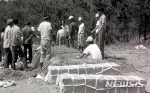 "무차별 총격 뒤 몰래 파묻힌 남편" 5·18유족의 원통한 사연 