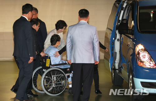 【서울=뉴시스】권현구 기자 = 박근혜 전 대통령이 9일 오후 서울 서초구 서울성모병원에서 진료를 마치고 호송차에 탑승하고 있다. 2018.05.09.&nbsp; stoweon@newsis.com