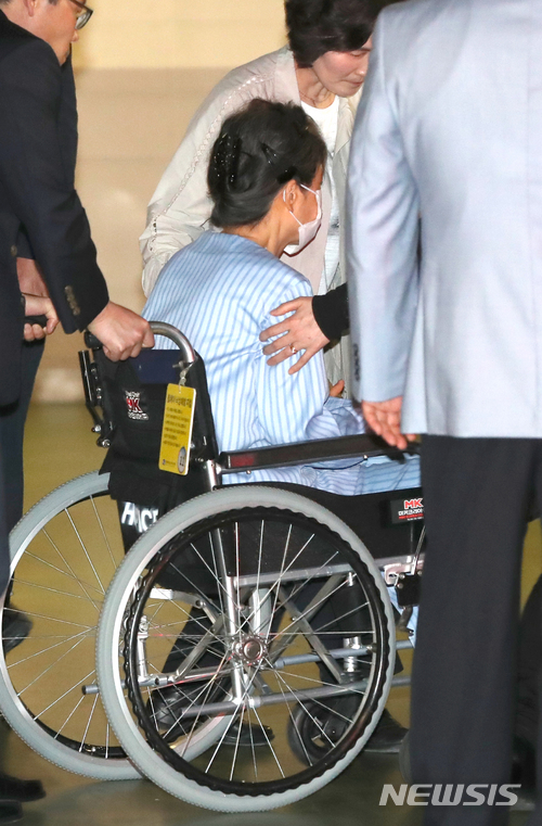 【서울=뉴시스】권현구 기자 = 박근혜 전 대통령이 9일 오후 서울 서초구 서울성모병원에서 진료를 마치고 호송차에 탑승하고 있다. 2018.05.09. stoweon@newsis.com
