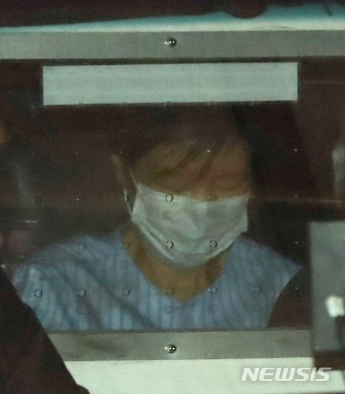 【서울=뉴시스】권현구 기자 = 박근혜 전 대통령이 9일 오후 서울 서초구 서울성모병원에서 진료를 마치고 호송차에 탑승해 있다. 2018.05.09. stoweon@newsis.com