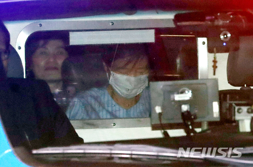 【서울=뉴시스】권현구 기자 = 박근혜 전 대통령이 9일 오후 서울 서초구 서울성모병원에서 진료를 마치고 호송차에 탑승해 있다. 2018.05.09.&nbsp; stoweon@newsis.com 