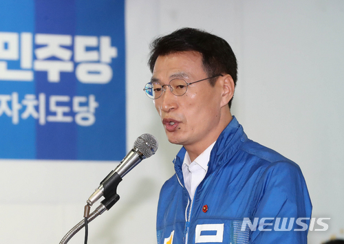 【제주=뉴시스】우장호 기자 = 문대림 더불어민주당 제주도지사 후보가 9일 오후 제주시 동광로에 위치한 도당사에서 열린 정권교체 1주년 및 지방선거 필승 결의 기자회견에서 기자들의 질문에 답변하고 있다. 2018.05.09. woo1223@newsis.com