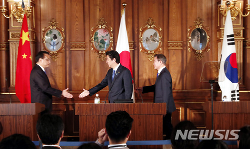 【도쿄(일본)=뉴시스】전진환 기자 = 문재인 대통령이 아베 신조 일본 총리, 리커창 중국 총리와 9일 오전 일본 도쿄 모토아카사카 영빈관에서 제7차 한·일·중 정상회의 공동언론 발표를 마치고 악수하고 있다. 2018.05.09.&nbsp; amin2@newsis.com