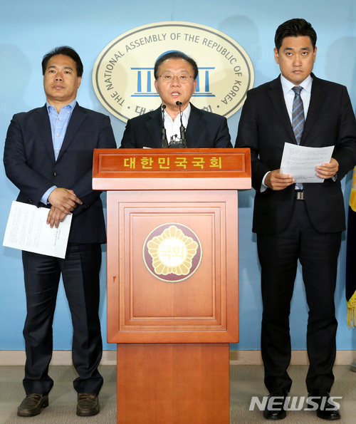 【서울=뉴시스】박영태 기자 = 9일 오후 서울 영등포구 여의도 국회 정론관에서 야 3당 원내수석부대표들이 국회 현안관련 원내대표 협상촉구 기자회견을 하고 있다. 왼쪽부터 이용주 민주평화당, 윤재옥 자유한국당, 오신환 바른미래당 원내수석부대표. 2018.05.09. since1999@newsis.com