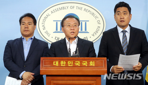 【서울=뉴시스】박영태 기자 = 9일 오후 서울 영등포구 여의도 국회 정론관에서 야 3당 원내수석부대표들이 국회 현안관련 원내대표 협상촉구 기자회견을 하고 있다. 왼쪽부터 이용주 민주평화당, 윤재옥 자유한국당, 오신환 바른미래당 원내수석부대표. 2018.05.09. since1999@newsis.com
