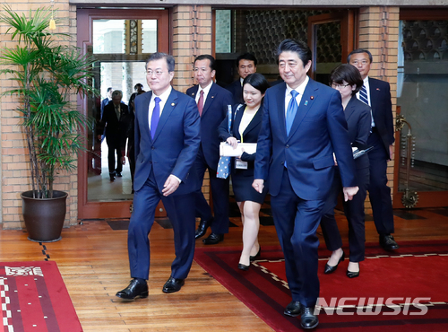 【도쿄(일본)=뉴시스】전진환 기자 = 문재인 대통령이 아베 신조 일본 총리와 9일 오후 일본 도쿄 총리관저에서 정상회담을 마치고 오찬장으로 향하고 있다. 2018.05.09. amin2@newsis.com