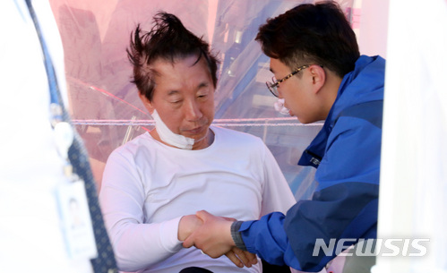 【서울=뉴시스】이종철 기자 = 단식투쟁 7일차인 자유한국당 김성태 원내대표가 9일 오후 서울 여의도 국회 단식농성장에서 부축을 받으며 몸을 일으키고 있다. 2018.05.09. jc4321@newsis.com