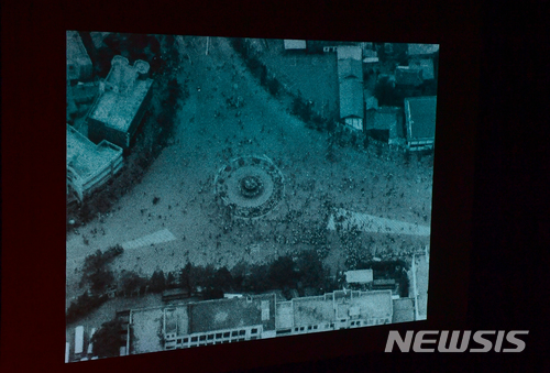 【광주=뉴시스】류형근 기자 = 1980년 5·18민주화운동 당시 계엄군의 잔혹함과 시민들의 분노, 항쟁이 끝난 뒤 광주 모습이 담긴 영상이 38년만인 9일 오후 광주 동구 국립아시아문화전당 극장3에서 처음 공개됐다. 옛 전남도청 분수대 상공에서 바라본 모습. 2018.05.09. (사진=5·18민주화운동기록관 공개 영상 촬영)&nbsp; photo@newsis.com