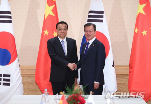 【도쿄(일본)=뉴시스】전신 기자 = 문재인 대통령이 9일 일본 도쿄 임페리얼 호텔에서 리커창 중국 국무원 총리와 회담에 앞서 악수하며 기념촬영을 하고 있다. 2018.05.09. photo1006@newsis.com