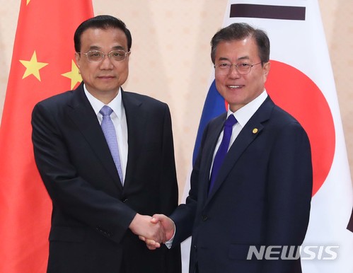 【도쿄=뉴시스】전신 기자 = 문재인 대통령이 9일 일본 도쿄 임페리얼 호텔에서 리커창 중국 국무원 총리와 회담에 앞서 악수하며 기념촬영을 하고 있다. 2018.05.09.&nbsp;&nbsp; photo1006@newsis.com 
