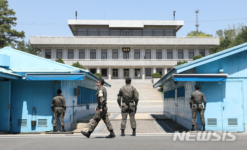 【판문점=뉴시스】 문재인 대통령과 김정은 국무위원장이 26일 판문점 공동경비구역에서 두번째로 만나면서 '판문점 회담' 정례화 물꼬가 트였다. 사진은 판문점 공동경비구역 군사분계선 우리측에서 바라본 북측 판문각의 모습이다. (사진=뉴시스 자료사진) 2018.05.26 photo@newsis.com